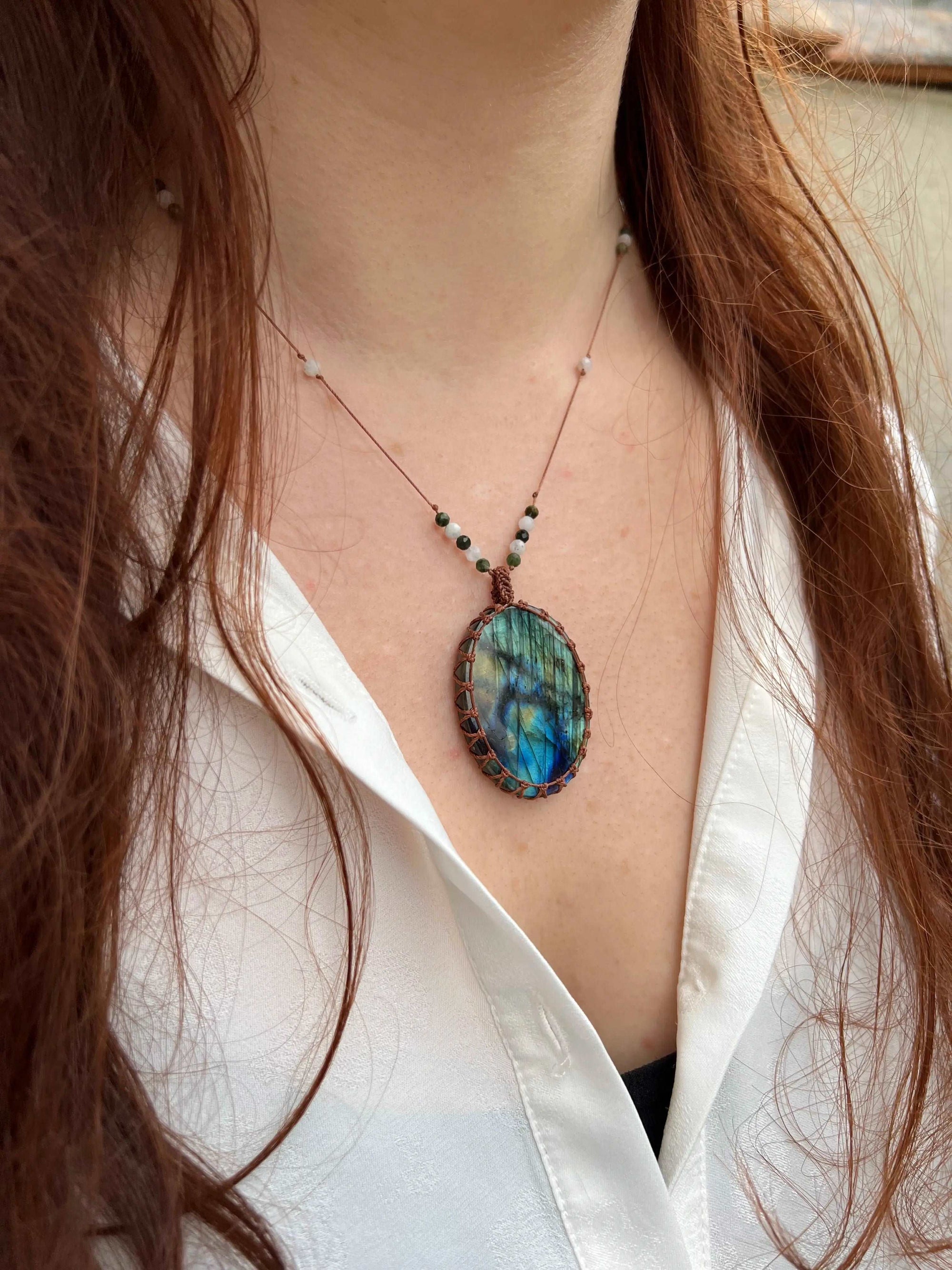 Sautoir labradorite portée